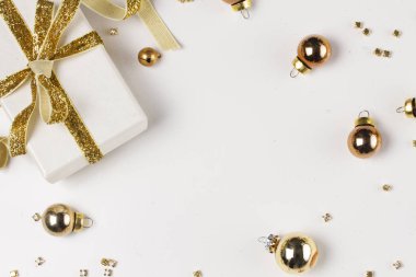 Altın madalyalarla bezenmiş Noel sahnesi