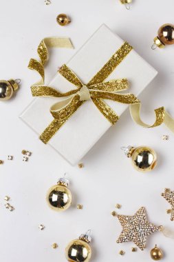 Altın madalyalarla bezenmiş Noel sahnesi