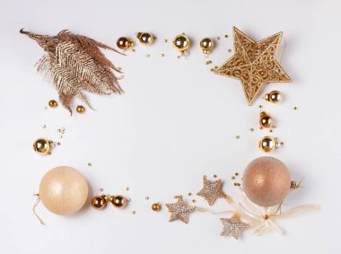 Altın madalyalarla bezenmiş Noel sahnesi