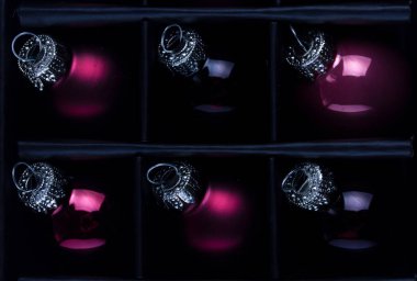 Cam topların olduğu bir Noel sahnesi