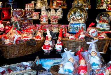 Noel Hediyelik eşya ve süslemeleri Noel Pazar kiosk detaylarla