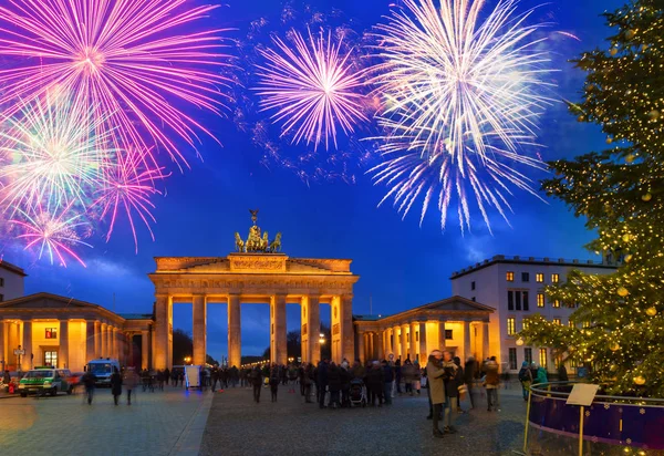 Bradenburg Gate with Christmas tree — Stock Photo, Image