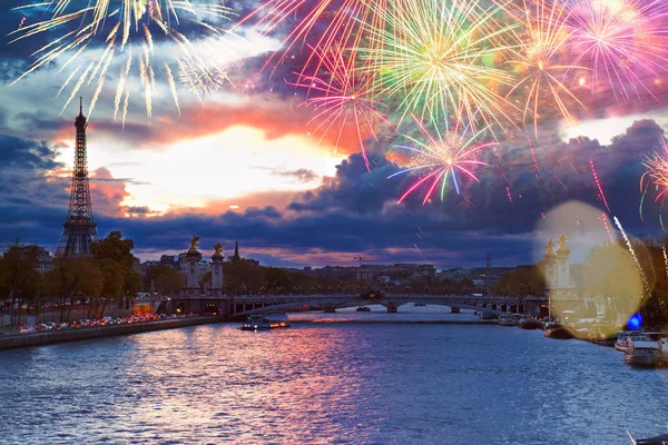 Brug van alexandre iii en eiffel tower's nachts — Stockfoto