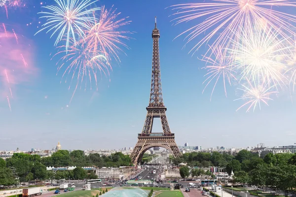 Eiffeltoren en stadsgezicht van Parijs — Stockfoto