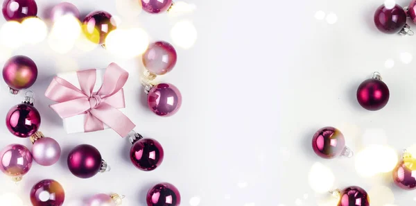 Різдвяна плоска сцена зі скляними кульками — стокове фото