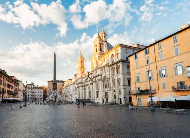 panoramik manzaralı Piazza Navona mavi gökyüzü ve bulutlar, İtalya