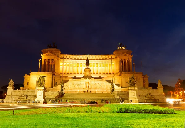 Pomník Victor Emmanuel Ii na benátské náměstí, Řím, Itálie — Stock fotografie