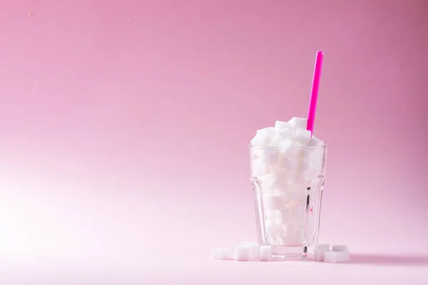 Açúcar sobre fundo rosa — Fotografia de Stock