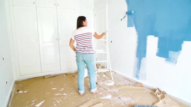 Kvinnans målning vägg — Stockvideo