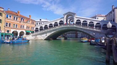 Venice, İtalya - 23 Mart 2018: gondol ve Rialto Köprüsü Venedik İtalya önünde yüzen tekne