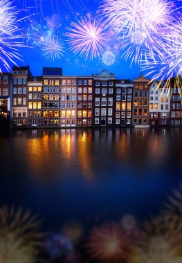 Evleri cephe üzerinde havai fişek, Amsterdam, Hollanda ile mavi gece ışıklı yansımalar ile kanal