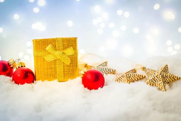 Weiße Weihnachten Goldene Geschenkschachtel Mit Weihnachtsdekoration Schnee Retro Getönt — Stockfoto