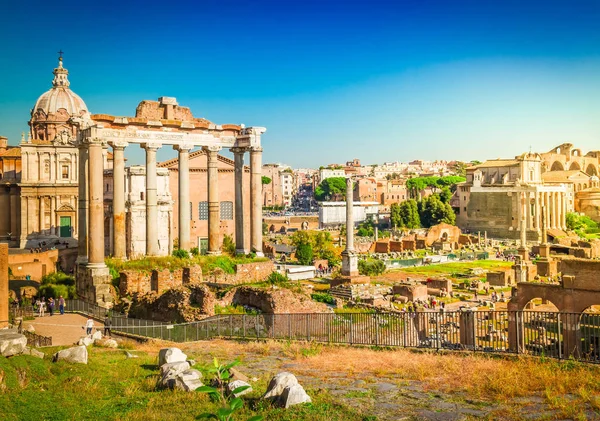 Foro - Ruinas romanas en Roma, Italia — Foto de Stock