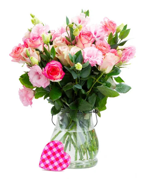 ガラス花瓶の白い背景で隔離のピンク色の つの色合いのバラとトルコギキョウの生花花束 — ストック写真