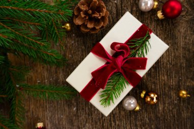 Noel hediyesi vermek