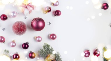 Cam topların olduğu bir Noel sahnesi