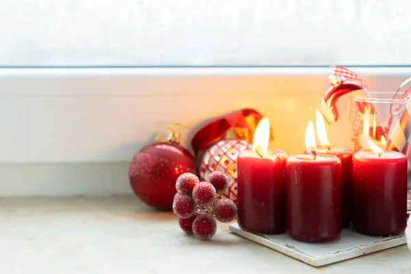 Weihnachtsszene mit brennendem Licht — Stockfoto