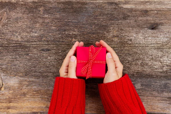 Kerstcadeau geven — Stockfoto