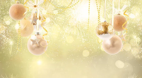 Opknoping Gouden Kerstballen Gouden Bokeh Achtergrond Met Kopie Ruimte — Stockfoto