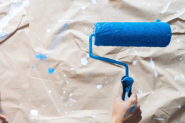 Alguém pintando parede — Fotografia de Stock