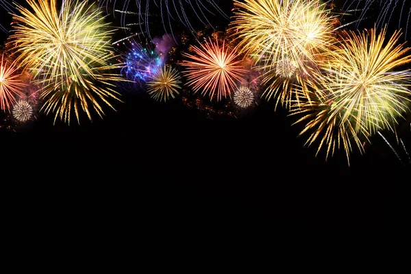 Esplosioni di fuochi d'artificio sul nero — Foto Stock