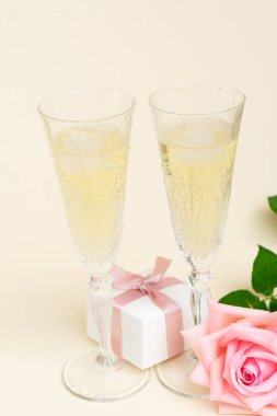 Ahşap üzerine Pembe çiçek açan gül