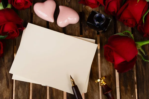 Donkerrode rozen op tafel — Stockfoto