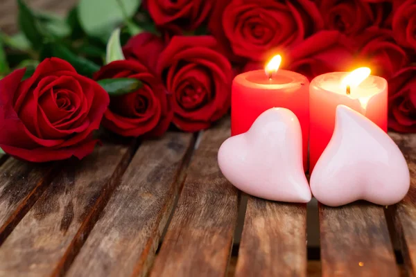 Duas velas acesas com rosas frescas — Fotografia de Stock