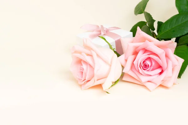 Pink blooming roses on wood — Stock Photo, Image