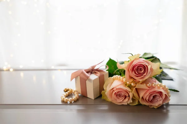 Flores de rosa frescas em cinza — Fotografia de Stock
