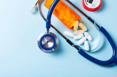 Mavi arka planda beyaz haplar