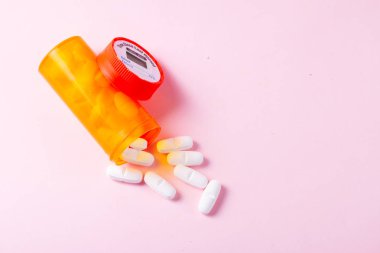 Mavi arka planda beyaz haplar