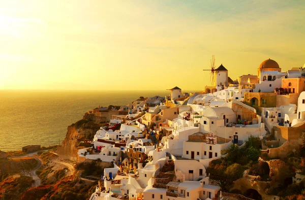 Moinho de vento de Oia ao pôr do sol, Santorini — Fotografia de Stock