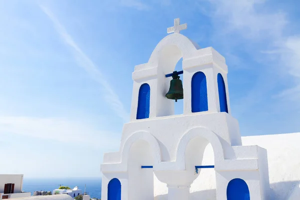 Білий з blue дзвіницею, Фіра, Греція — стокове фото