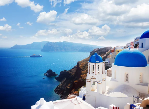 Vista de la caldera con cúpulas azules, Santorini — Foto de Stock