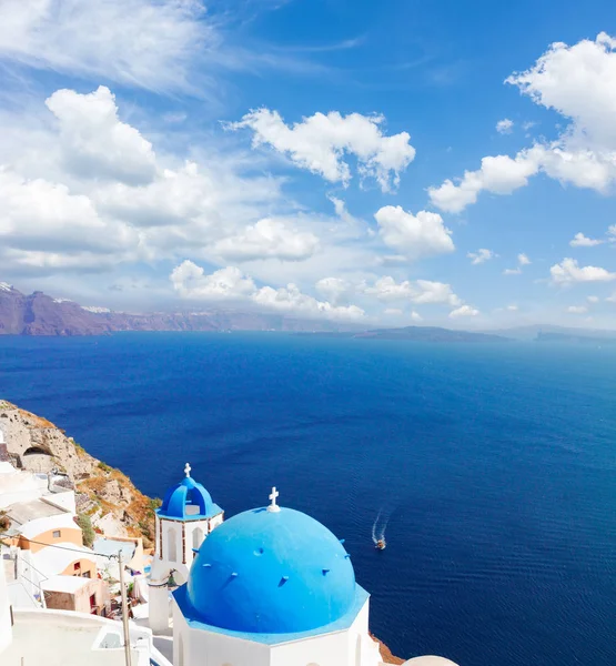 Tradicional cúpula azul con mar, Santorini —  Fotos de Stock