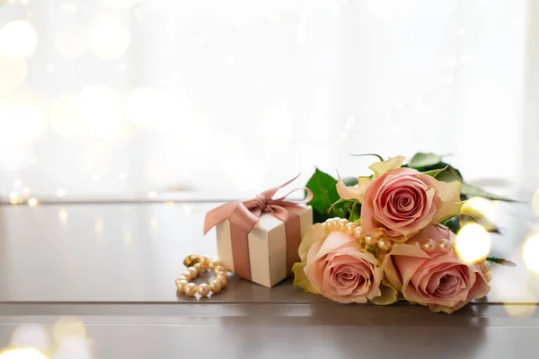 Flores de rosa frescas em cinza — Fotografia de Stock