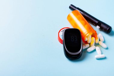 Mavi arka planda beyaz haplar