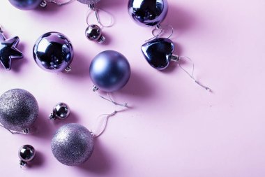 Pembe üzerine gri Noel süslemeleri