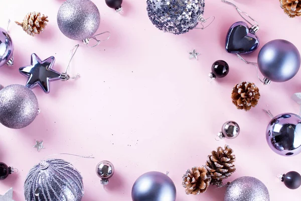 Decorações de Natal cinza em rosa — Fotografia de Stock