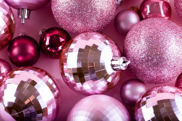 Roze kerstballen — Stockfoto