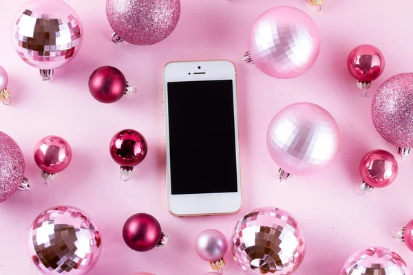 Рождественский макет с белым телефоном — стоковое фото