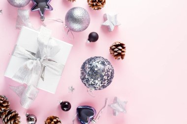 Pembe üzerine gri Noel süslemeleri