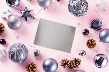 Pembe üzerine gri Noel süslemeleri