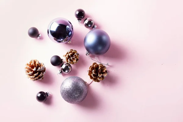 Decoraciones grises de Navidad en rosa — Foto de Stock