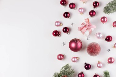 Cam topların olduğu bir Noel sahnesi