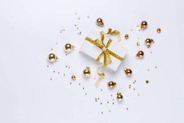 Altın madalyalarla bezenmiş Noel sahnesi