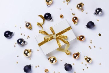 Cam topların olduğu bir Noel sahnesi