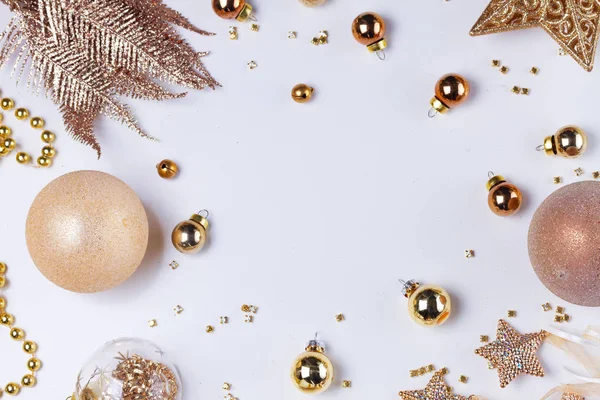 Navidad escena laica plana con decoraciones doradas — Foto de Stock