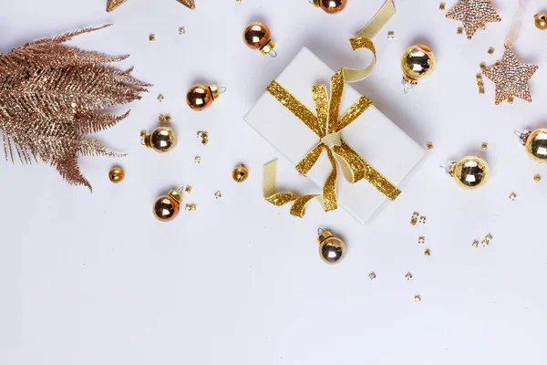 Navidad escena laica plana con decoraciones doradas — Foto de Stock